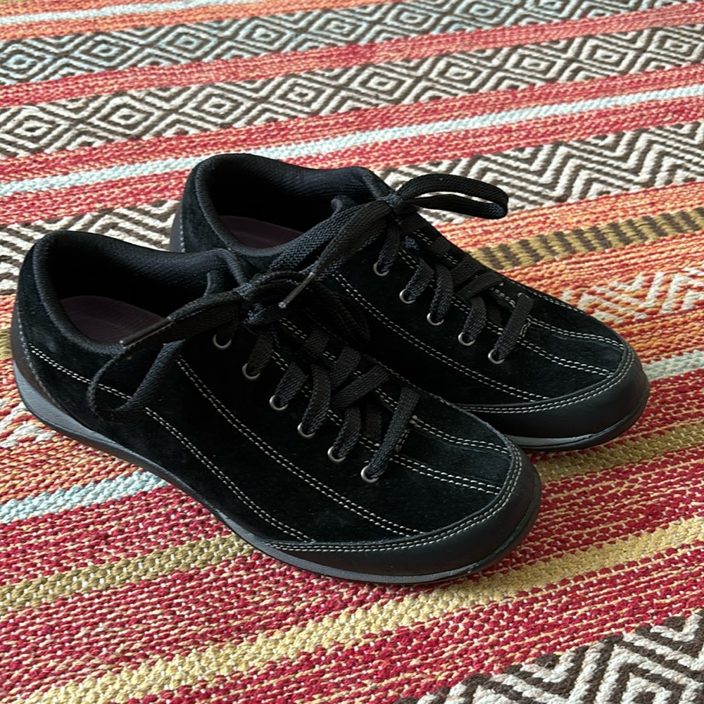 L.L. Bean Black Suede Lace Up Low Women’s Walking Shoes Size 6.5. EUC